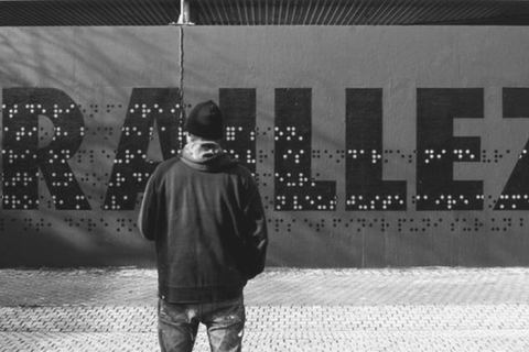 Miniature de À Bordeaux, cet artiste crée une œuvre en braille pour les personnes malvoyantes