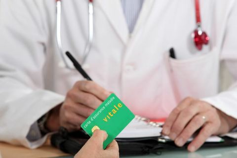 Miniature de Quels Français de l’étranger peuvent bénéficier de la complémentaire santé solidaire ? - Journal des Français à l’étranger